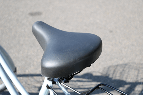 クッション性が高く、幅の広いサドルを採用。