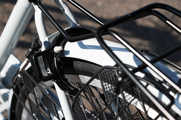 大切な自転車を守るために、簡単にロックが可能なカギ（リング錠）を装着。