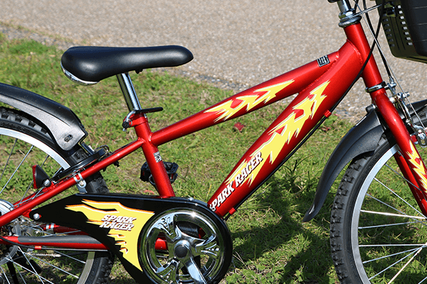 稲妻デカールにスポーティなフレームを採用。