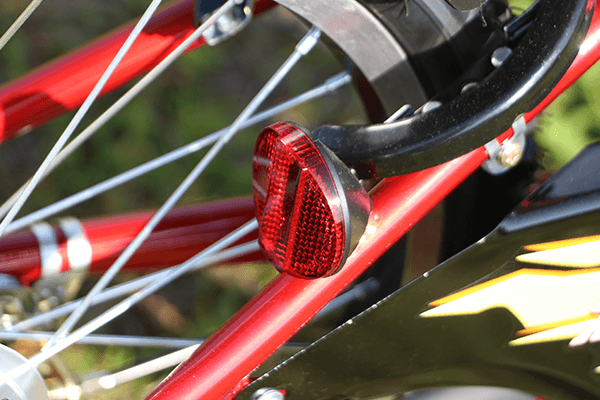 光を反射するので車からも見えやすく安心です。