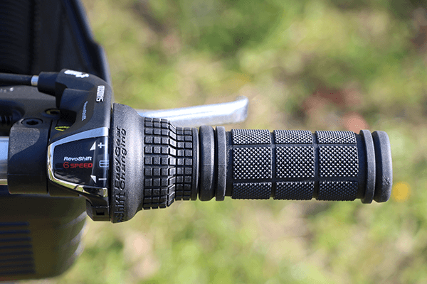 走行中いつでも変速が可能な変速機付き。