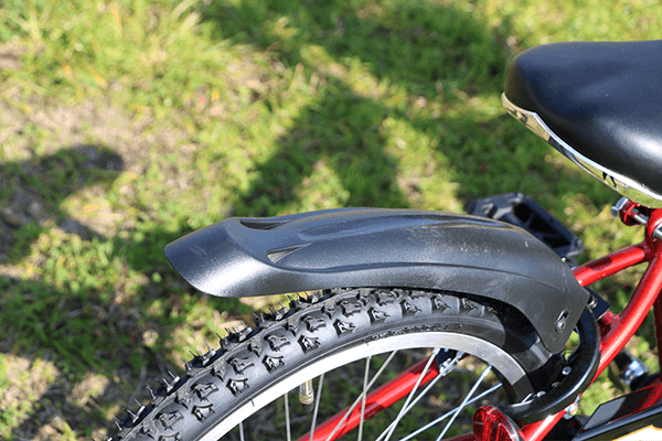 水溜りもへっちゃらな泥除けが標準装備。