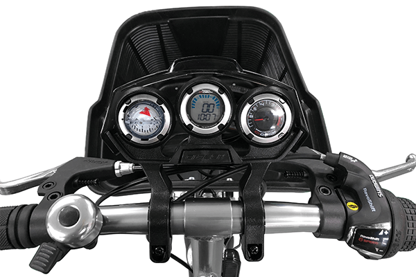 方角が見えるコンパス。スピード、走行距離、時間が見えるサイクルコンピューター。段数が見えるギアインジケーター。