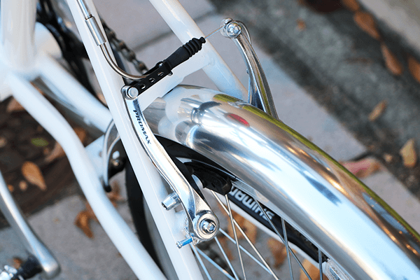 ブレーキの効きが良く、安心して走行することができるVブレーキをセレクト。