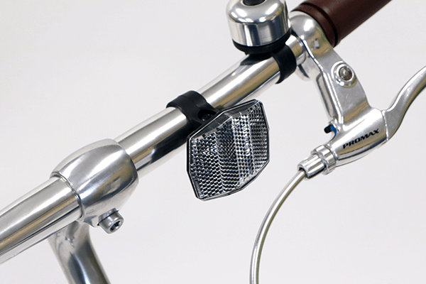 夜間の走行時に必須！反射板が標準装備。