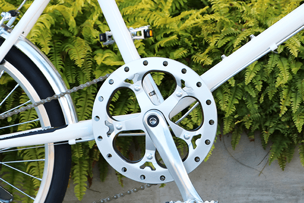 裾の汚れを防ぐチェーンガード。シルバーでスタイリッシュな印象。