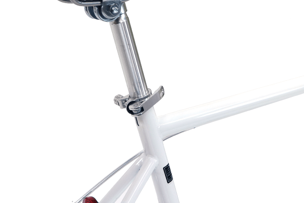 あまり力を入れなくてもサドルの調節が可能なクイックリリースタイプ。