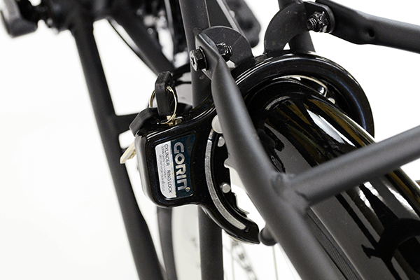 大切な自転車を守るために、簡単にロック・解除が可能なカギ（リング錠）を装着。信頼のGORIN製。