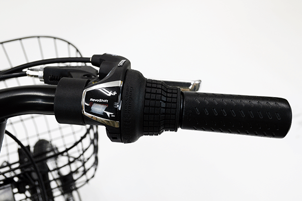 ハンドルを握ったままギアを変更できる、シマノ製のグリップシフト。(※入荷時期により見た目に若干の差異がある場合があります)