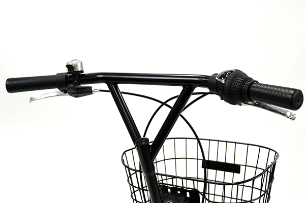 特徴的なデルタハンドルを採用。少し手前に伸びているので上体を起こしやすいです。