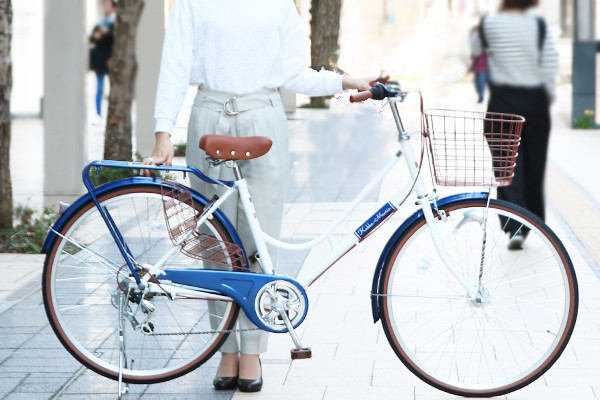 街中に映えるCダークブルー。