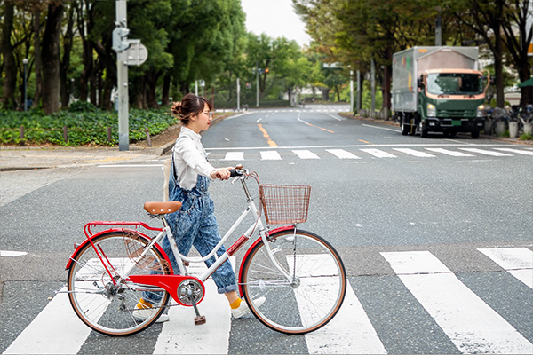 ちょっと目を引くレッドでメリハリをプラス。