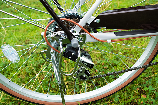 軽快に走るシマノ製外装6段変速機を搭載。