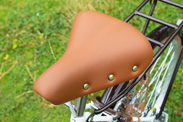 厚みがあり、サイドのボタンステッチが印象的なテリー型サドル。