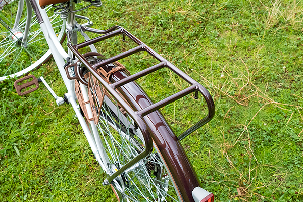 ちょっとした荷物を乗せられる荷台が標準装備。バスケットの取り付けもおすすめ。