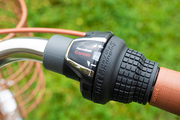 ハンドルを握ったままギアを変更できる、シマノ製のグリップシフト。