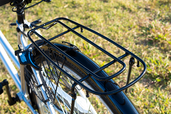 ちょっとした荷物を乗せられる荷台が標準装備。オプションでバスケットも取り付け可能です。