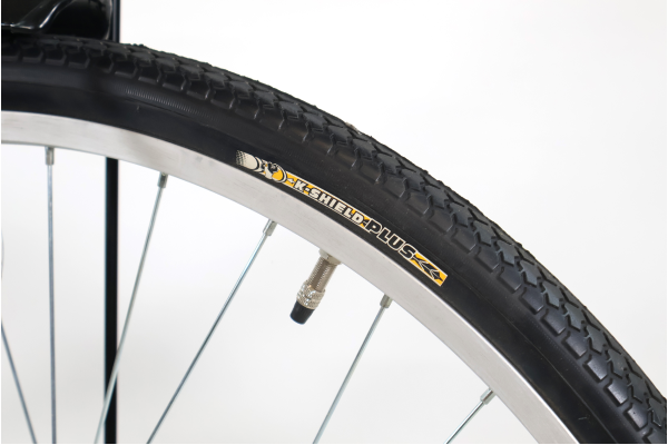 通常のタイヤより肉厚の耐パンクタイヤを採用しパンクを防ぎます。