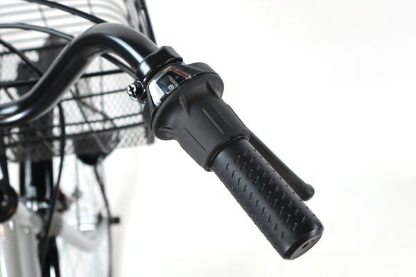 ハンドルを握ったままギアを変更できる、シマノ製のグリップシフトを採用。