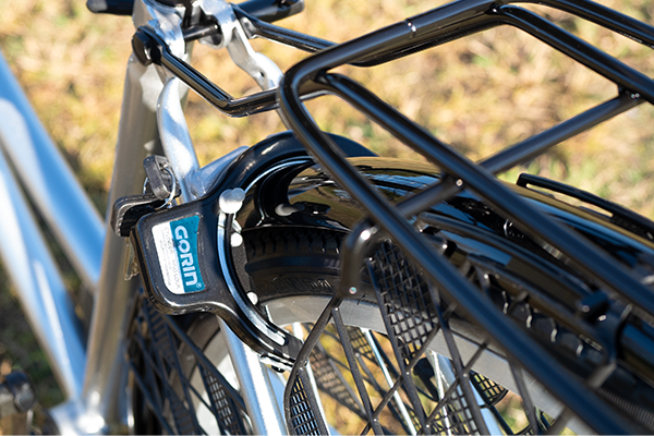 大切な自転車を守るために、簡単にロック・解除が可能なカギ（リング錠）を装着。