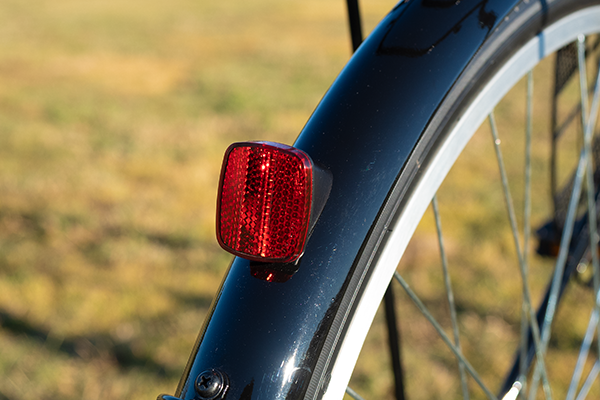 夜間の走行時に必須！反射板が標準装備。