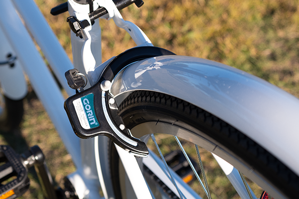 大切な自転車を守るために、簡単にロック・解除が可能なカギ（リング錠）を装着。