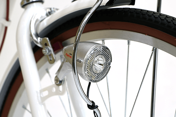 暗い所で自動点灯するLEDオートライトを装備。夜も安心です。