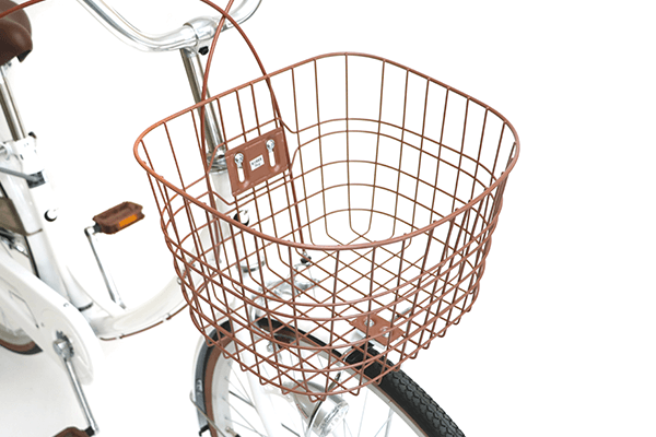 ブラウンカラーのおしゃれな前カゴを装備。角が丸いので荷物がひっかかりにくくなります。