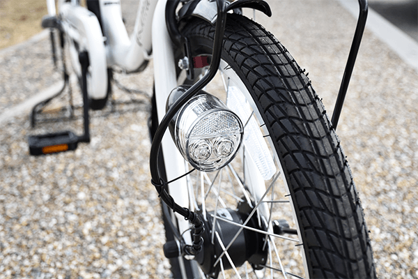 暗くなると自動で点灯するLEDオートライト。