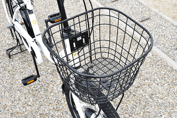 20インチの自転車としては大きめのバスケットを装着。