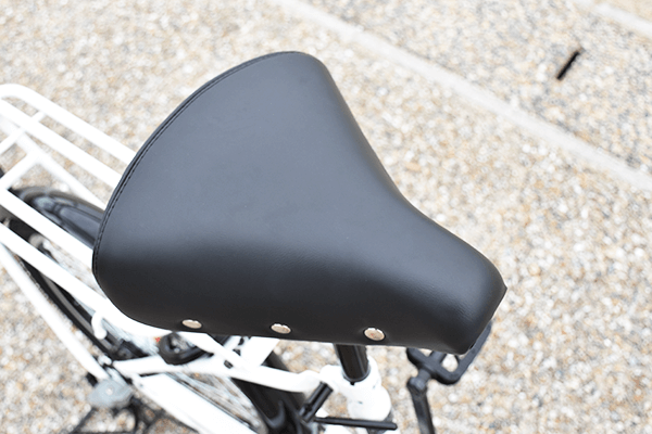ゆったりとして幅の広いサドルで乗り心地は抜群。