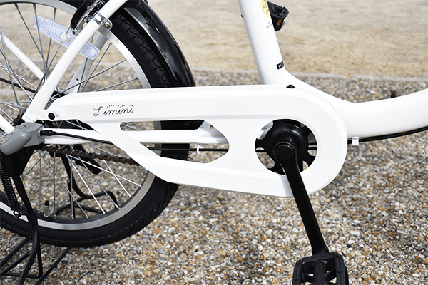 チェーンを全てカバーしているため、走行中のチェーンによる裾汚れを防止。