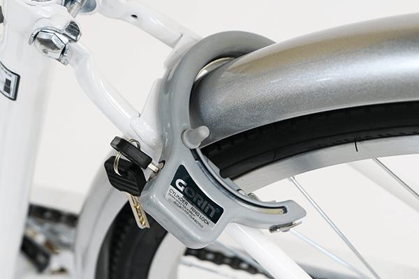 大切な自転車を守るために、簡単にロック・解除が可能なカギ（リング錠）を装着。