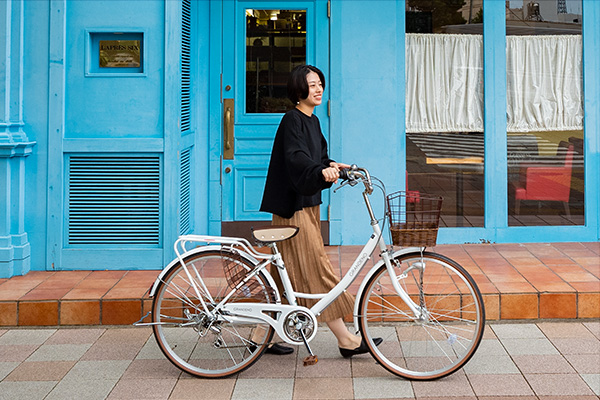 どんな服装にも合うホワイト。