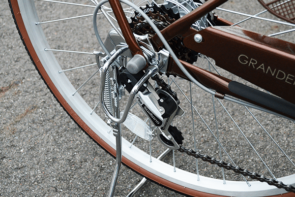 信頼のシマノ製外装6段変速機を搭載。どんな道でも安心・快適です。
