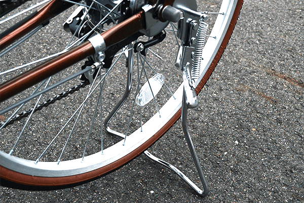 不安定な場所でも車体を安定させられる両足スタンドを搭載。