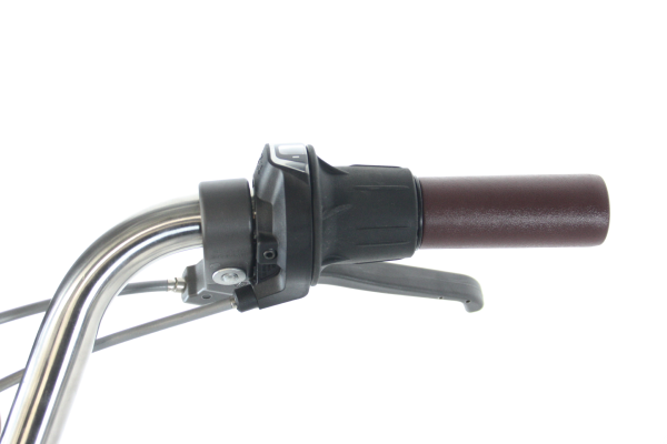 ハンドルを握ったままギアを変更できる、シマノ製のグリップシフトを採用。