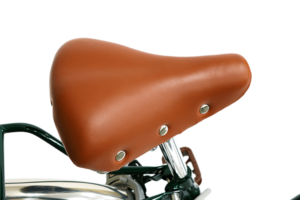 厚みがあり、サイドのボタンステッチが特徴的なおしゃれサドルを採用。