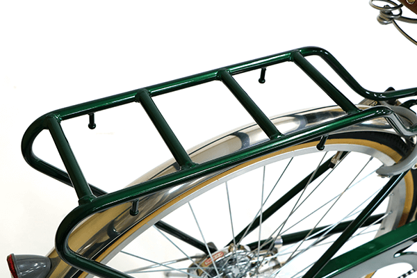 ちょっとした荷物を乗せられるキャリアが標準装備。オプションでバスケットも取り付け可能です。