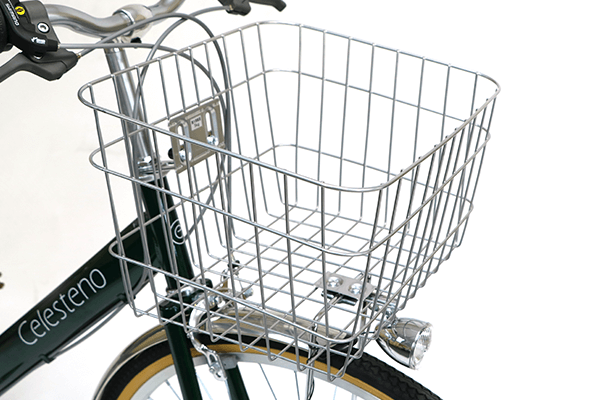通勤通学に十分な大きさのカゴを標準装備。