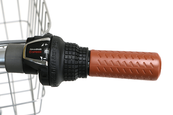 ハンドルを握ったままギアを変更できる、シマノ製のグリップシフトを採用。