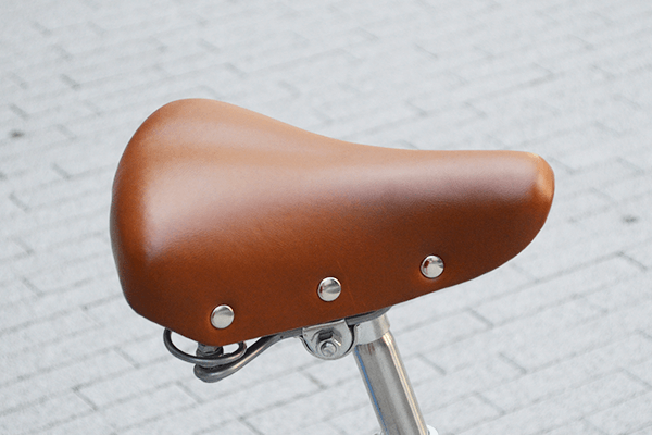 車体カラーと調和した大きめのサドルを採用。