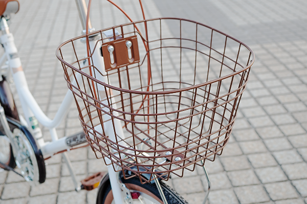 しっかりと荷物がはいるフロントカゴを標準装備。
