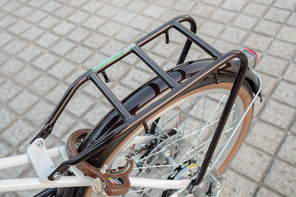 ちょっとした荷物を乗せられる荷台も最初からついています。