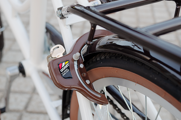 大切な自転車を盗難から守るためのカギを装備。信頼のGORIN製。