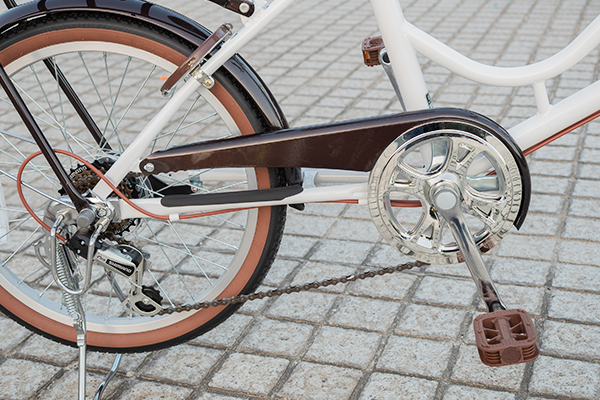 走行中のチェーンによる裾汚れを防御。