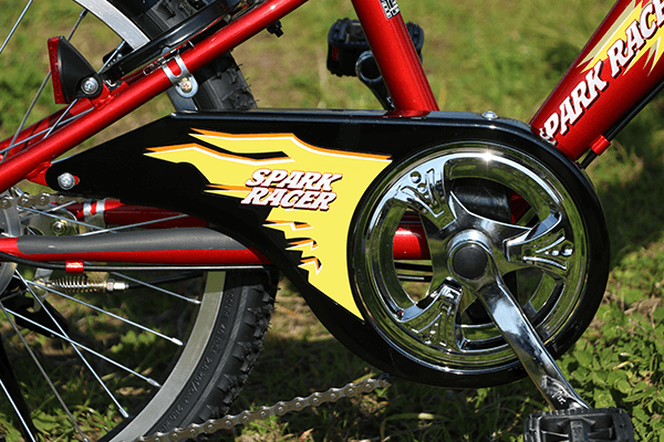 服の汚れも防ぐ、 シルバー＆ブラックがかっこいいチェーンケース。