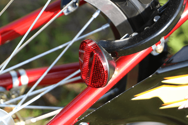 光を反射するので車からも見えやすく安心です。