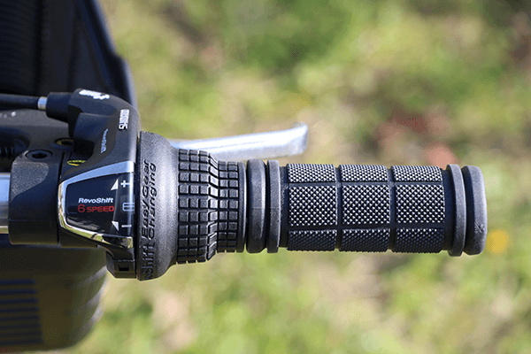 走行中いつでも変速が可能な変速機付き。