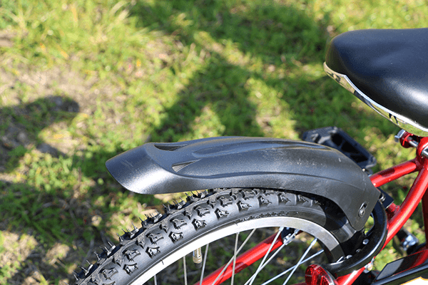 水溜りもへっちゃらな泥除けが標準装備。